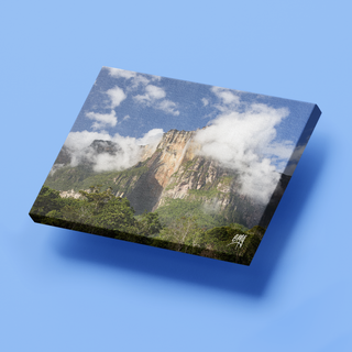 Salto Ángel entre las nubes
