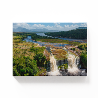 Salto el Hacha en la Laguna de Canaima