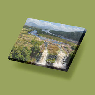 Salto el Hacha en la Laguna de Canaima