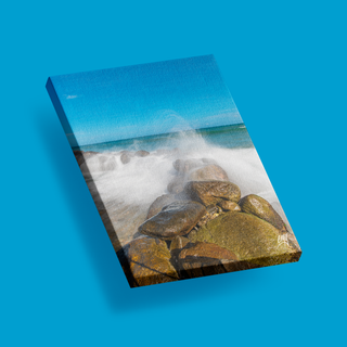 Olas sobre las rocas