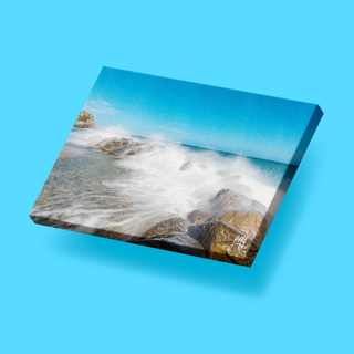 Olas sobre las rocas